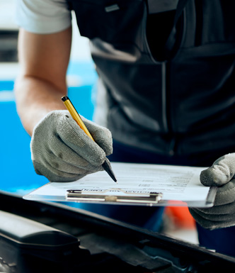 Taller mecánico en Fuencarral, Madrid, con técnicos expertos revisando un coche
